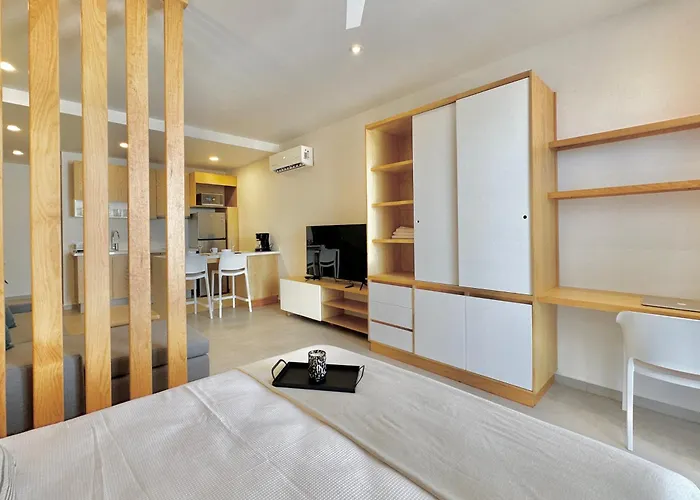 Levitat Hunah Aparthotel 4*